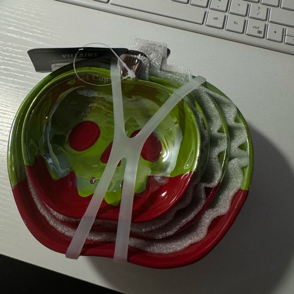 Set a four Disney villains measuring cups